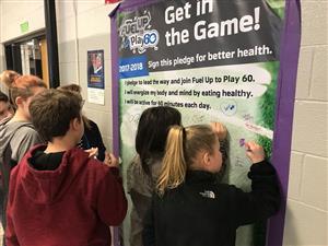 students signing Fuel Up to Play 60 pledge 
